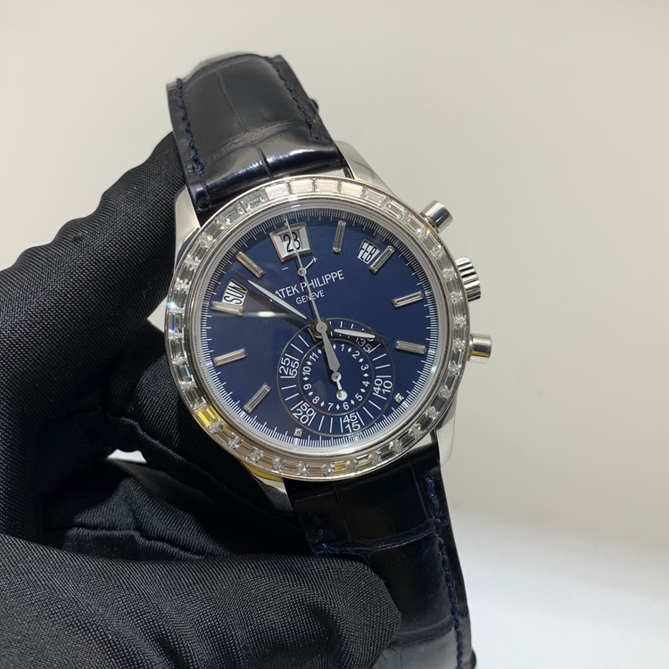 PATEK PHILIPPE 百达翡丽 复杂功能时计系列，5961P-001。40.5毫米表径，950铂金镶钻，镶嵌36颗长阶梯形钻石~3.48克拉，哑光蓝色表盘，8颗长形钻石时标，动力储存与昼/夜显示，计时功能，年历，视窗式星期、日期和月份显示。6 时位置设有 60 分钟和 12 小时单计时器。蓝宝石水晶透盖。Cal.CH 28-520 IRM QA 24H自动上弦机械机芯，动力储备55小时。专柜定价：1079000元。 全套附件齐全。