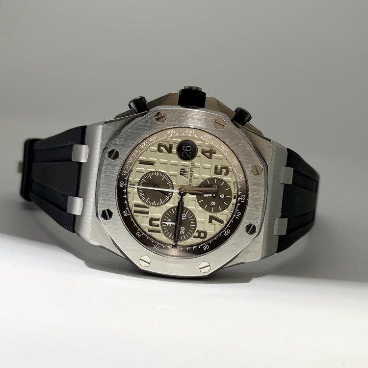 Audermars Piguet 爱彼 皇家橡树离岸型系列，26470ST.OO.A801CR.01。42毫米 表径，精钢表壳，象牙白表盘镌刻“Méga Tapisserie”超大格纹装饰，搭配棕色计时器、棕色荧光阿拉伯数字、白金荧光皇家橡树指针及棕色内表圈，3点位置日期显示， Cal.3126/3840自动上弦机械机芯，?专柜定价：195000元。 单表无附件。