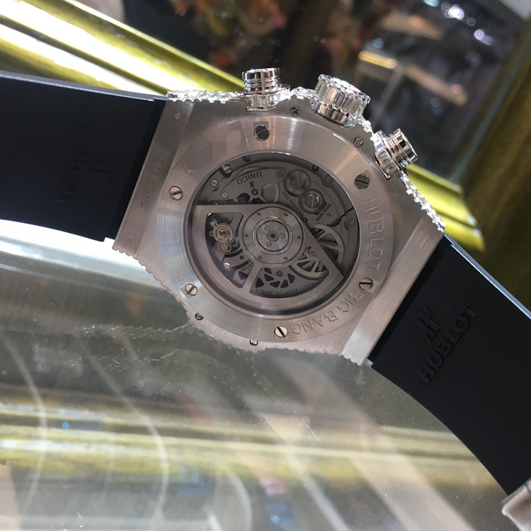 Hublot 宇舶 Bigbang 大爆炸系列，拳王梅威瑟同款，45毫米表径，18K白金顶级后镶T钻全满T钻，计时功能，自动上弦机械机芯，原钻参考价：140万美金。 单表无附件。