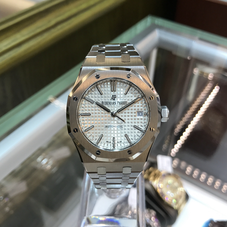 Audermars Piguet 爱彼 皇家橡树系列，15450ST.OO.1256ST.01。37毫米表径，精钢表壳搭配经反炫光处理的蓝宝石水晶玻璃镜面和底盖及旋入式表冠，银色表盘镌刻Grande Tapisserie“大格纹”装饰图案，搭配白金荧光立体时标和皇家橡树指针。Cal.3120自动上弦机械机芯，动力储备60小时。 全套附件齐全。