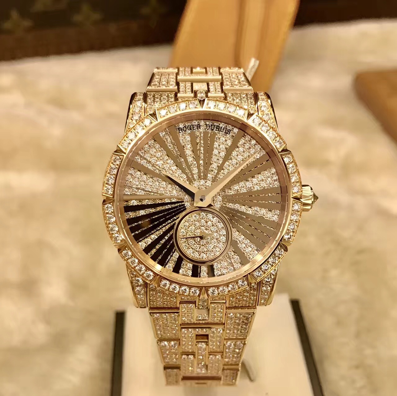 Roger Dubuis罗杰杜彼 Excalibur 王者至尊系列，RDDBEX0416。18k玫瑰金满钻，铺镶明亮式切割钻石（约11.92克拉）。 36毫米表径。铺镶钻石表盘，罗马金质字立体罗马时标。自产 RD821 自动上链机械机芯，动力储备48小时，机芯镌刻日内瓦印记。