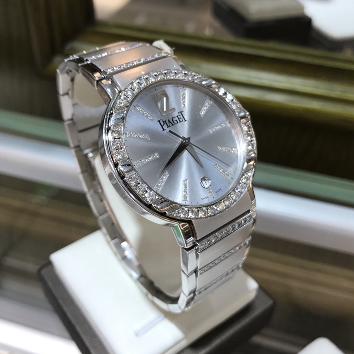 PIAGET 伯爵 POLO 系列，G0A26025。38毫米表径，18K白金表壳。银色表盘，镶钻刻度，6点位置日期显示。蓝宝石水晶玻璃表镜，自动上弦机械机芯。专柜定价：714800元。 全套附件齐全。