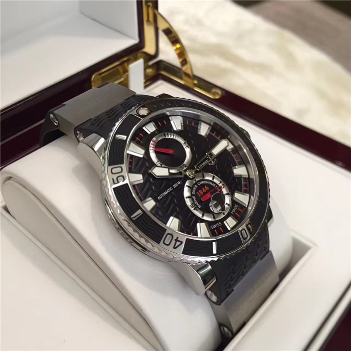 Ulysse Nardin 雅典航海系列，263-90-3/72。钛金属45毫米表径，背透自动机械，小三针，日历显示，动力储备显示，橡胶表带折叠扣。专柜定价：8300欧元。 未使用品全套附件齐全。