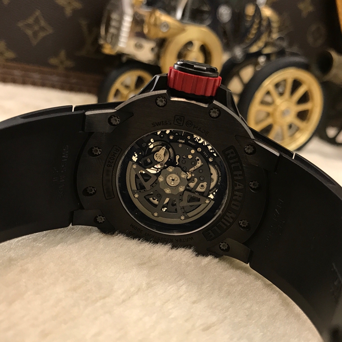RICHARD MILLE 理查德米勒 男士系列，RM 028。47毫米表径，钛金属表壳，日期显示功能，史泰龙同款，热门款清凉必备神器。全球限量30枚。专柜定价：650000元。 单表无附件。