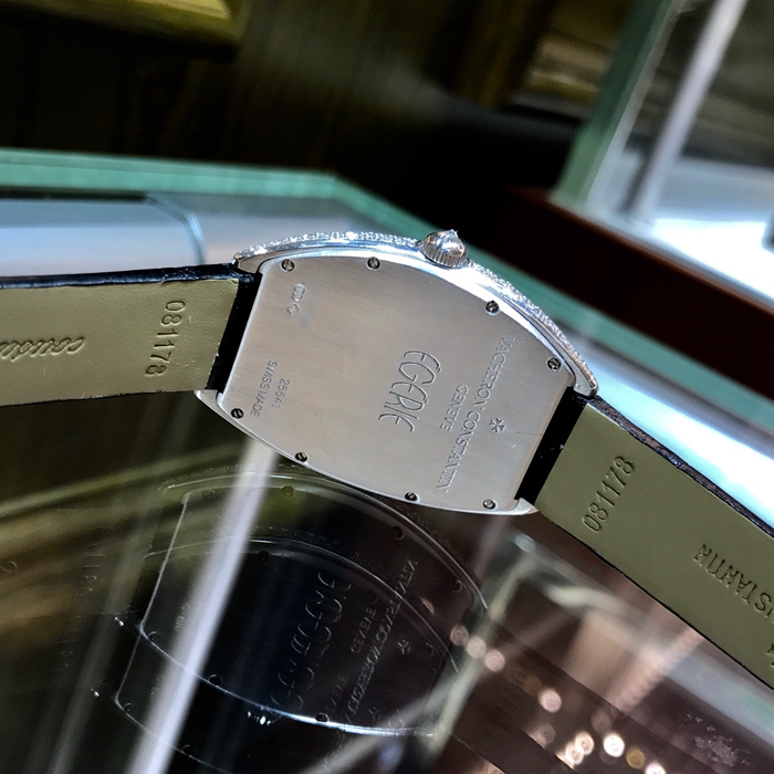 Vacheron Constantin 江诗丹顿，25541/000G-9053。27.4x37毫米表径，18K白金原镶钻满天星，精准石英机芯，专柜定价：542000元。 单表无附件。