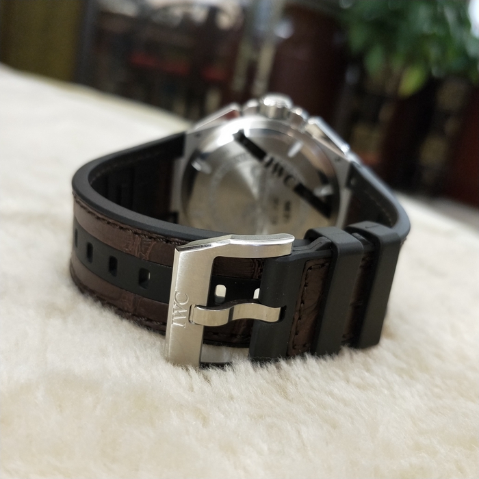 IWC 万国 工程师系列，IW378505。45毫米表径，精钢表壳，精美日内瓦纹银色盘面，双面防反光平面蓝宝石玻璃表镜，旋入式表冠，自动上弦机械机芯，动力储备64小时。专柜定价：85800元。 全套附件齐全。