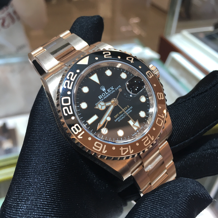 Rolex 劳力士 格林尼治型II系列，m126715chnr-0001。40毫米表径，18K玫瑰金表壳，表面磨砂，边缘磨光；双向旋转外圈，配棕黑双色 Cerachrom 陶质24小时刻度字圈盘材质黑色漆面，3点位置日期显示，自产3285自动上弦机械机芯，动力储备70小时。专柜定价：285600元。 未使用品全套附件齐全。
