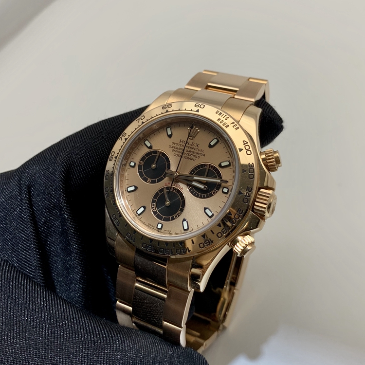 Rolex 劳力士 宇宙计型迪通拿系列，m116505-0009。40毫米表径，18k玫瑰金表壳，固定外圈连计速刻度，粉色面盘，6点位置小秒针显示，30分钟和12小时计时分别设于3点和9点位置，计时功能，4130自动上弦机械机芯，动力储备72小时。专柜定价：292500元。 单表无附件。