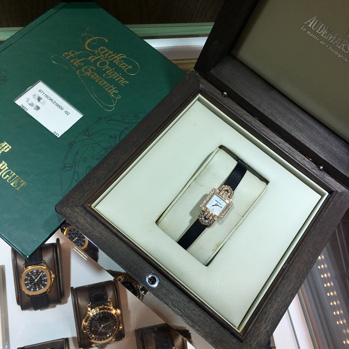 Audermars Piguet 爱彼，67116OR/Z/0009 /02。17*17毫米表径，17K玫瑰金镶钻表壳，白色面盘，精准石英机芯。 全套附件齐全。