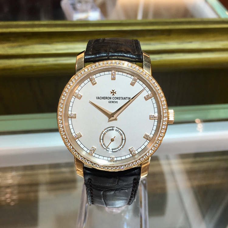 Vacheron Constantin 江诗丹顿 传承系列，82572/000R-9604。38毫米表径，18K玫瑰金原钻表壳，白色面盘，手动上弦机械机芯，专柜定价：207000元。 全套附件齐全。