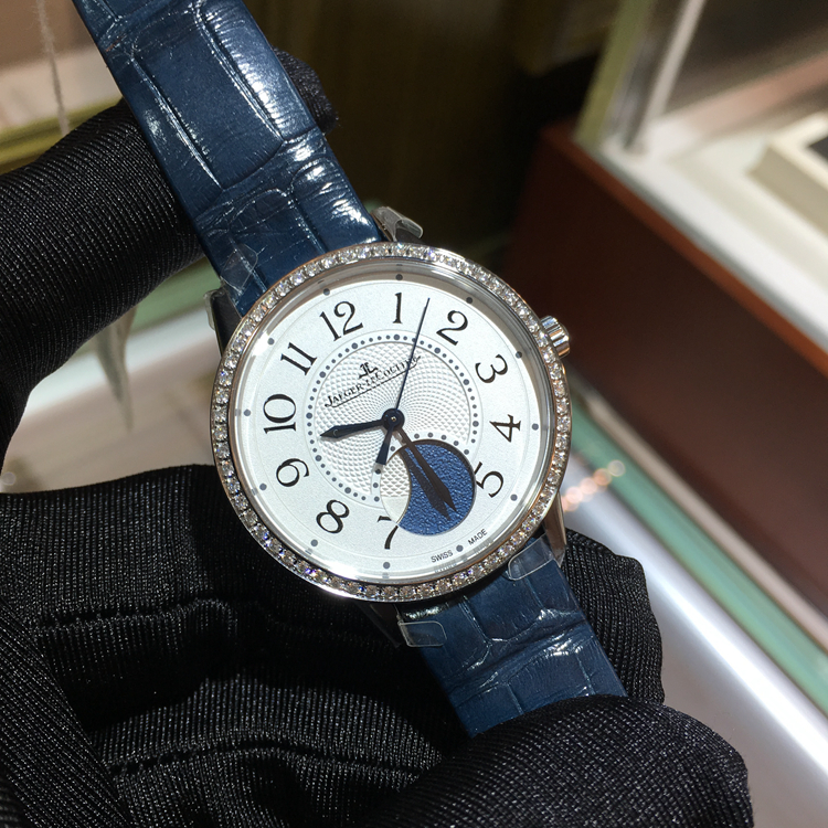 Jaeger-LeCoultre 积家 约会系列，3578420。34毫米表径，精钢原钻表壳，共镶嵌60颗钻石，白色面盘，黑色移印数字，花形指针，6点位置月相显示，935A自动上弦机械机芯，动力储备40小时，专柜定价：114000元。 未使用品全套附件齐全。