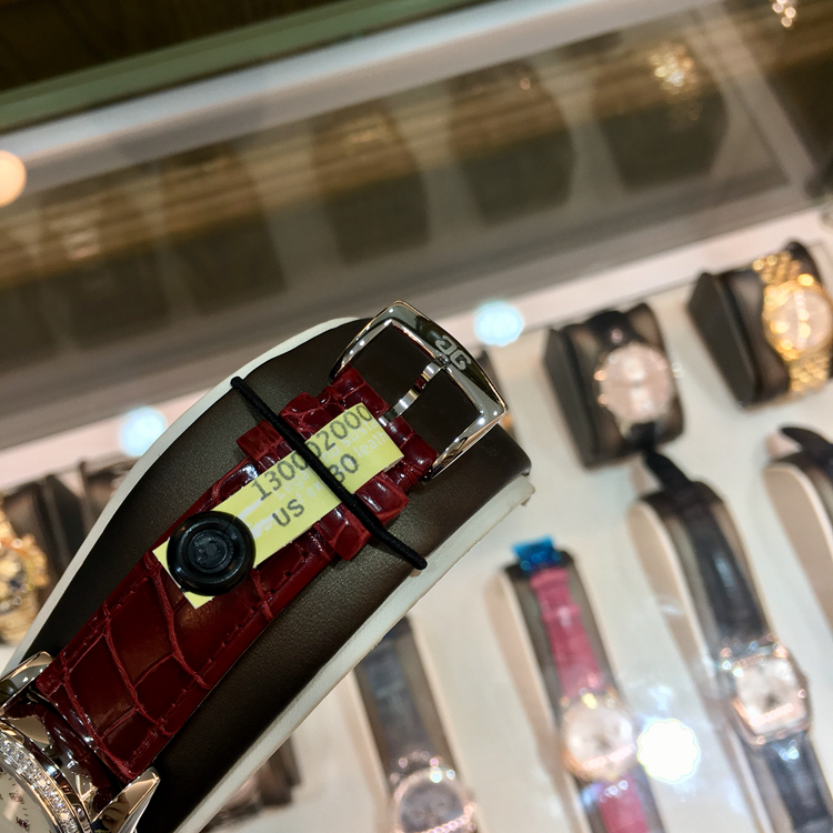 Glashutte 格拉苏蒂原创 女表90系列，1-90-12-05-30-01。精钢39.4毫米表径，原装镶钻，镶嵌 64 颗钻石(总重约 0.95ct，VVS), 表冠镶嵌红宝石 (约 0.022ct, VVS)。珍珠母贝白色表盘，18颗红宝石（约0.045克拉，VVS）。金质偏心盘指针，大日历显示，月相显示，自动上弦机械机芯，动力储备42小时，全球限量50枚。专柜定价：154000元。 未使用品全套附件齐全。