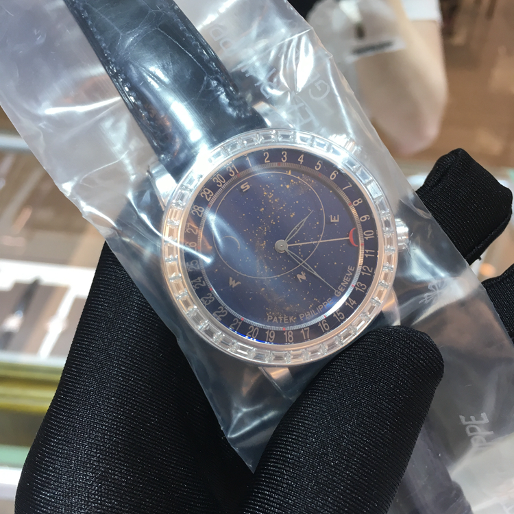 PATEK PHILIPPE 百达翡丽 超级复杂功能时计系列，6104G-001。44毫米表径，18K白金原钻表壳，深蓝色面盘，表盘上有三个由蓝宝石水晶玻璃制成的呈金属光泽的圆盘，其中被椭圆圈环绕的部分，显示日内瓦的夜空，日期显示功能，Cal.240 LU CL C自动上弦机械机芯，动力储备48小时，专柜定价：2938700元。 未使用品全套附件齐全。