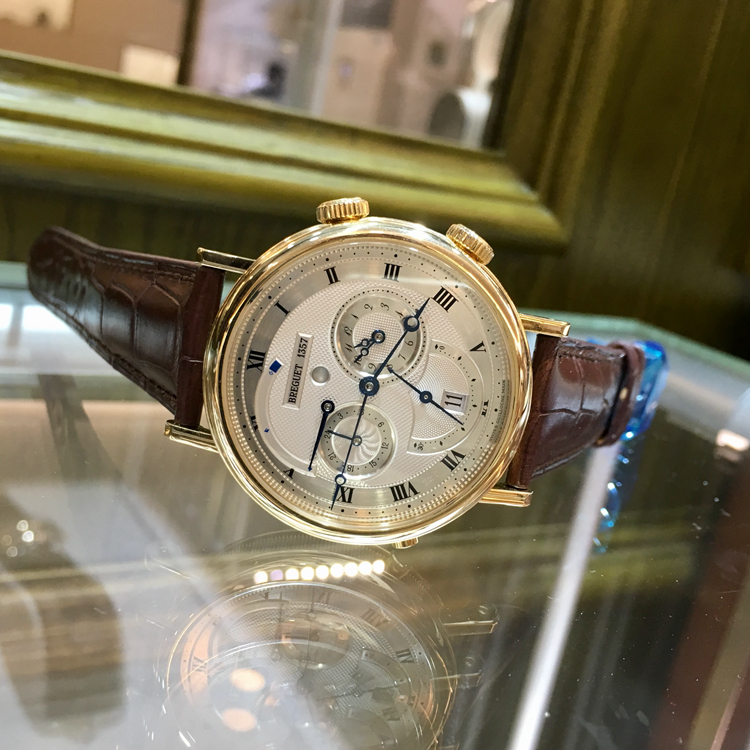 Breguet 宝玑 Classique 经典系列，5707BA/12/9V6。39毫米表径，18K黄金表壳，银灰色面盘，罗马数字时标，视窗式日期显示、动力储备显示，519F自动上弦机械机芯，动力储备显示45小时，专柜定价：311800元。 单表无附件。