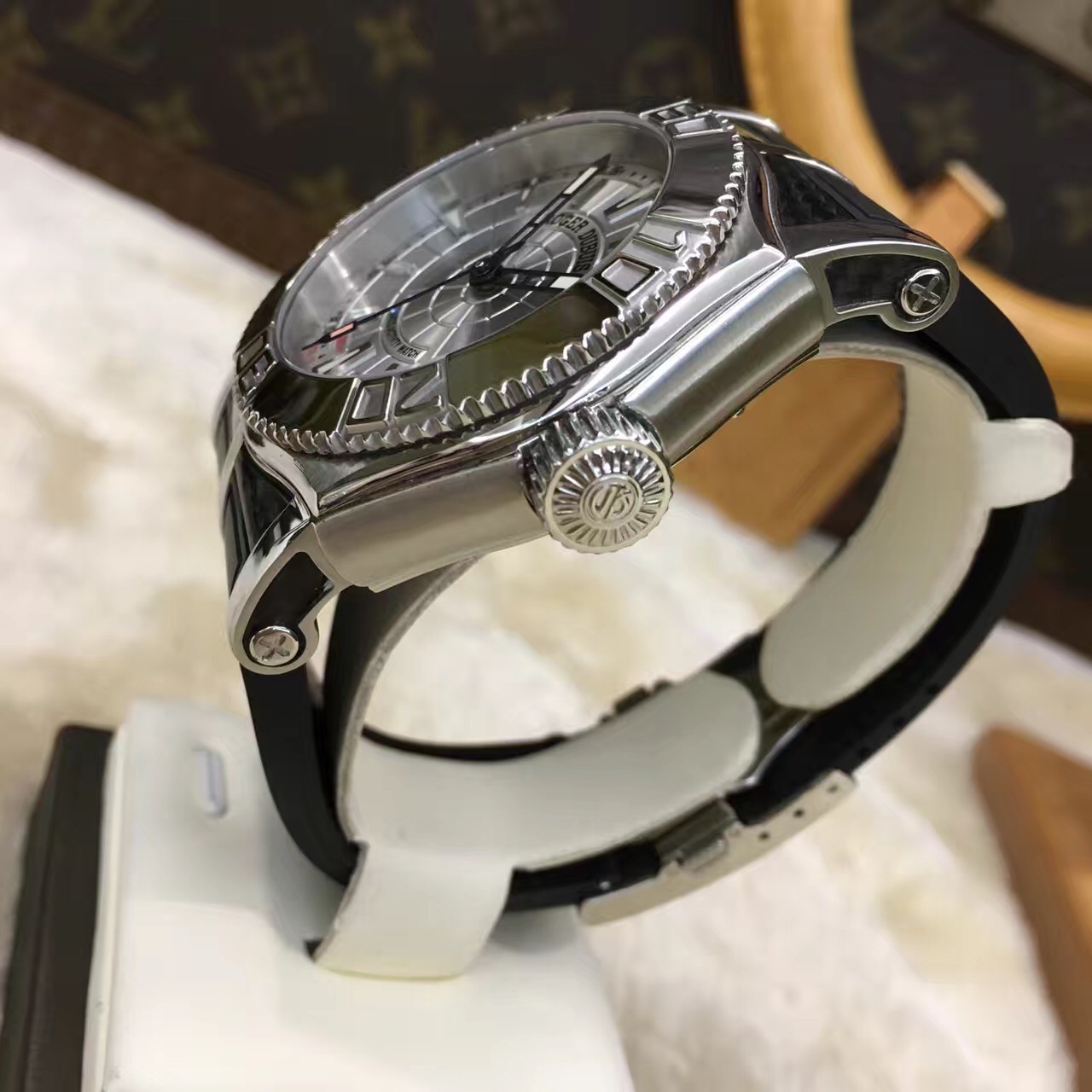 RogerDubuis 罗杰杜彼，?SE 46 57。46毫米表径，精钢表壳?18K白金圈，银色面盘，背透自动上弦机械机芯。 全套附件齐全。