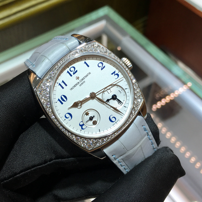 Vacheron Constantin 江诗丹顿 和韵系列，7805S/000G-B052。37x46.6毫米表径，18K白金表壳，镶嵌88颗精美钻石，总重达1.20克拉，白色面盘，双时区功能，自动上弦机械机芯，动力储备40小时。专柜定价：362000元。 单表无附件。