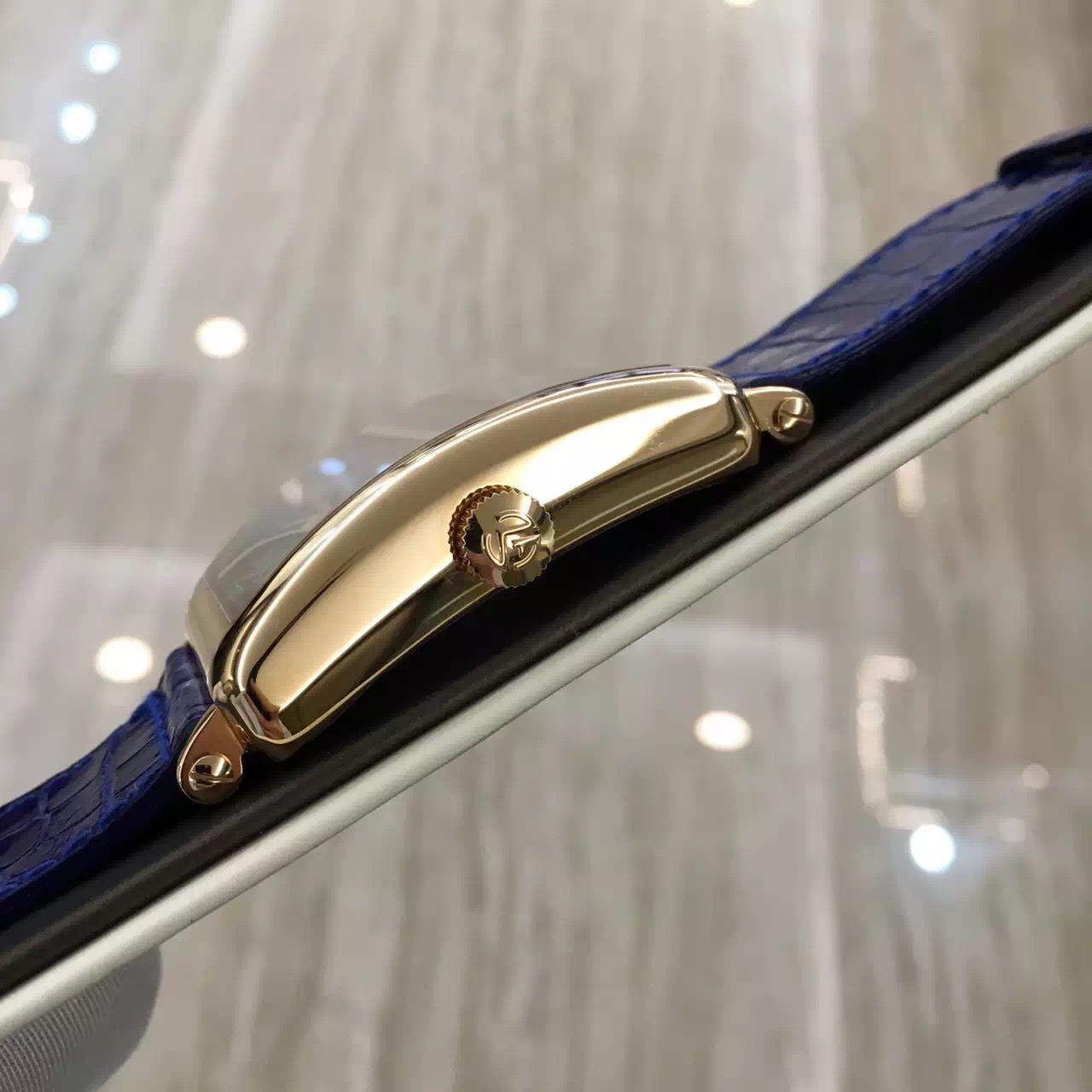 FRANCK MULLER 法兰克穆勒 Long Island 长岛系列，1200 CH COL DRM。32*54.6毫米表径，18k玫瑰金表壳，蓝色面盘，彩字乱跳时间。自动上弦机械机芯。 未使用品全套附件齐全。
