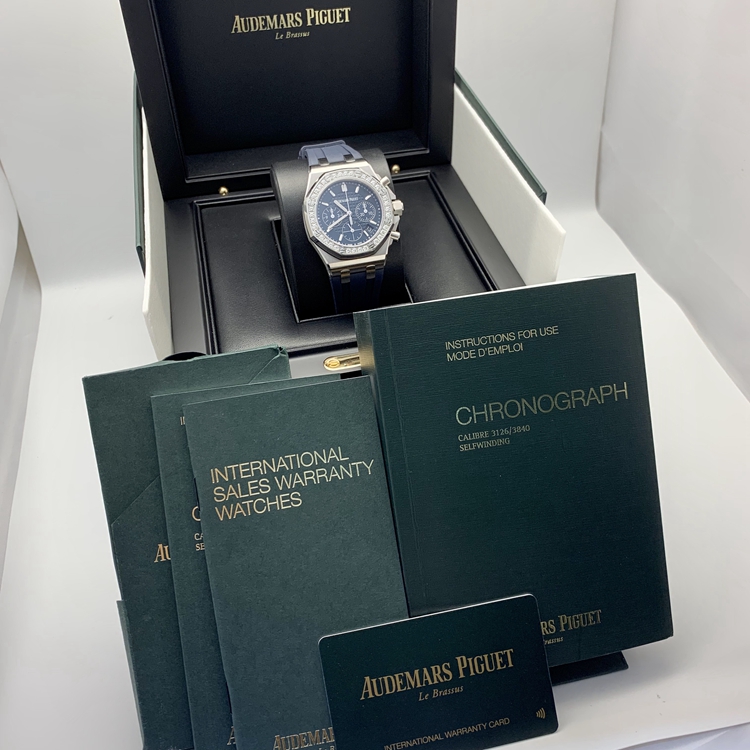 Audermars Piguet 爱彼 皇家橡树离岸型系列，26231ST.ZZ.D027CA.01。37毫米表径，精钢表壳，镶嵌32颗明亮形切割美钻，总重约 1.02克拉，蓝色表盘镌刻“Lady Tapisserie”格纹装饰，搭配蓝色副表盘，蓝色外表盘，白金荧光立体时标和皇家橡树指针，Cal.2385自动上弦机械机芯，动力储备40小时。专柜定价：212000元。 全套附件齐全。