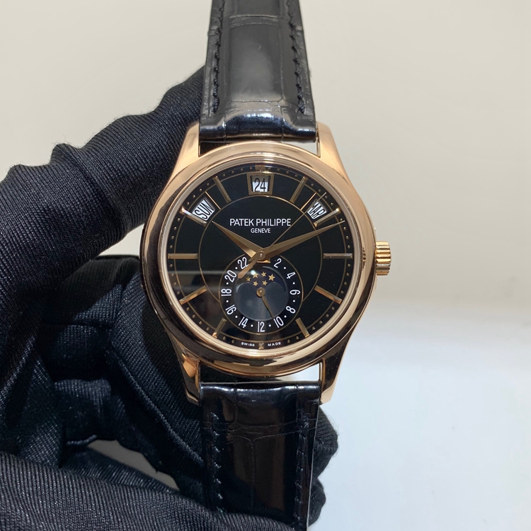 PATEK PHILIPPE 百达翡丽 复杂功能时计系列，5205R-010。40毫米表径，18K玫瑰金表壳，黑色面盘，2点、10点和12点位置分别设置了视窗式月份、星期和日期显示。6点位置为月相和24小时显示。月相显示功能，蓝宝石水晶玻璃表镜。324 S QA LU 24H自动上弦机械机芯，动力储备45小时。专柜定价：357800元。 全套附件齐全。