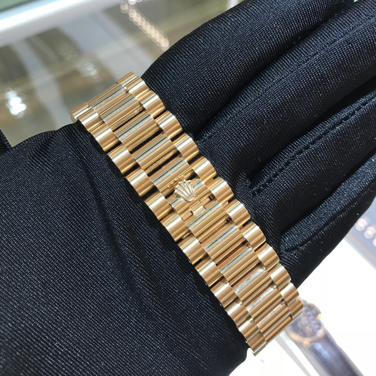 Rolex 劳力士 星期日历型系列，218235-83215 B2RU。41毫米表径，18K玫瑰金表壳，黑色面盘，10颗镶钻时标，2颗红宝石时标，3点位置日期显示，12点位置为星期显示，专柜定价：346100元。 全套附件齐全。