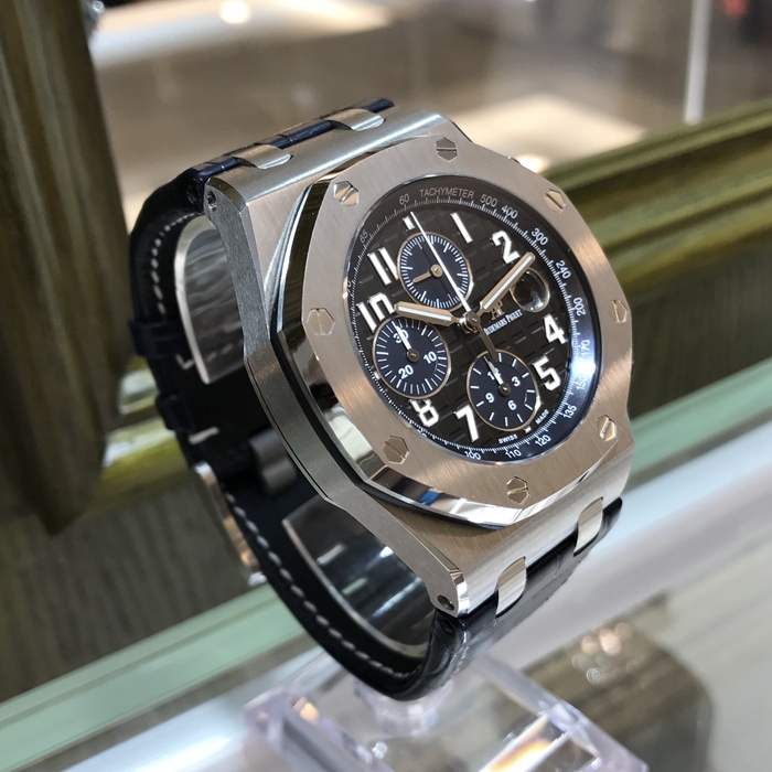 Audermars Piguet 爱彼 皇家橡树离岸型系列，26470ST.OO.A028CR.01。42毫米表径，精钢表壳，黑色陶瓷按钮和旋入式表冠。黑色表盘镌刻“Méga Tapisserie”超大格纹装饰，搭配蓝色副表盘，荧光白色阿拉伯数字时标，蓝色内表圈。搭载Calibre 3126/3840自动上弦机械机芯，动力储备50小时。 未使用品全套附件齐全。