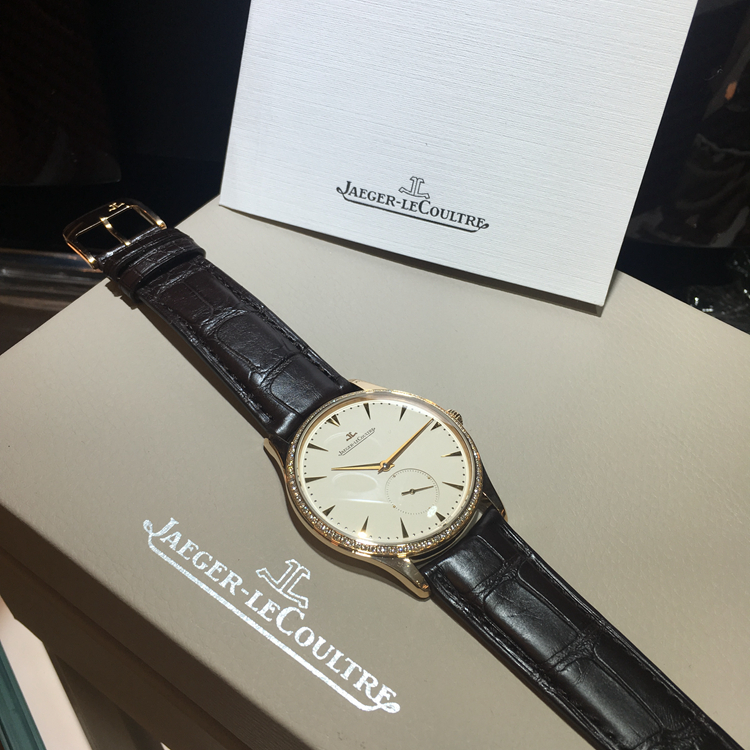 Jaeger-LeCoultre 积家 master 大师系列，1352502。40毫米表径，18k玫瑰金镶钻表壳，镶嵌84颗钻石约0.6 克拉，米色面盘，磨砂分钟刻度，镶贴时标，太妃形指针，896/1自动上弦机械机芯，动力储备43小时。专柜定价：149000元。 全套附件齐全。