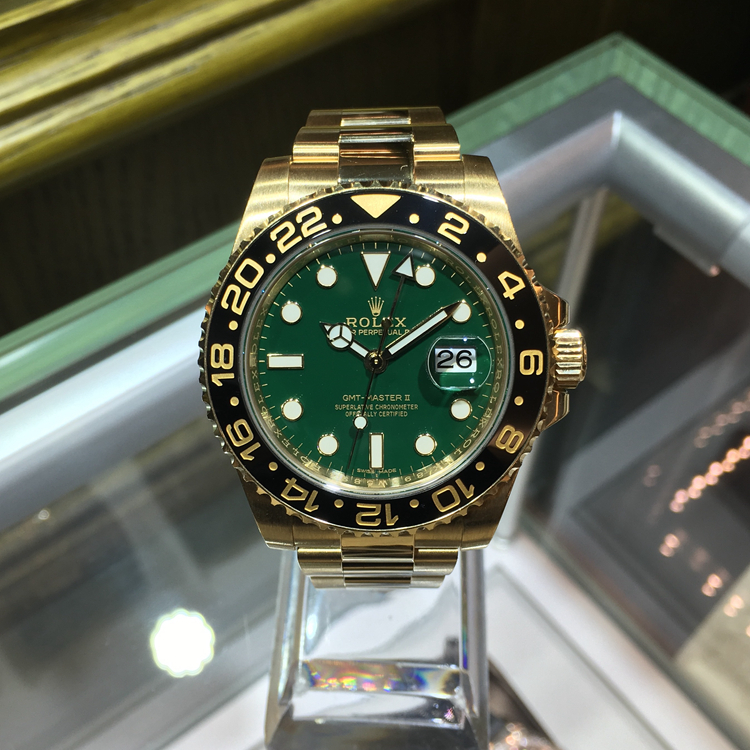 Rolex 劳力士 格林尼治型II系列，116718-LN-78208。40毫米表径，18K黄金表壳，24小时渐进刻度双向旋转外圈，配Cerachrom陶质字圈，绿色面盘，3点位置日期显示，中央时、分及秒针；24小时显示；瞬时变更独立指针显示第二时区时间；瞬跳日历；秒针暂停功能以准确调校时间。专柜定价：242300元。 单表无附件。