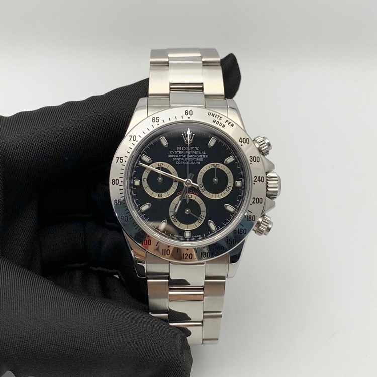 Rolex 劳力士 宇宙计型迪通拿系列，116520-78590。40毫米表径，精钢表壳，黑色表盘，中央时、分及秒针，小秒针设于6点位置，通过中央指针使定时器精准至1/8秒，30分钟和12小时计时盘分别设于3点和9点位置，秒针暂停功能以准确调校时间。计时功能，Cal.4130自动上弦机械机芯，专柜定价：92800元。 全套附件齐全。