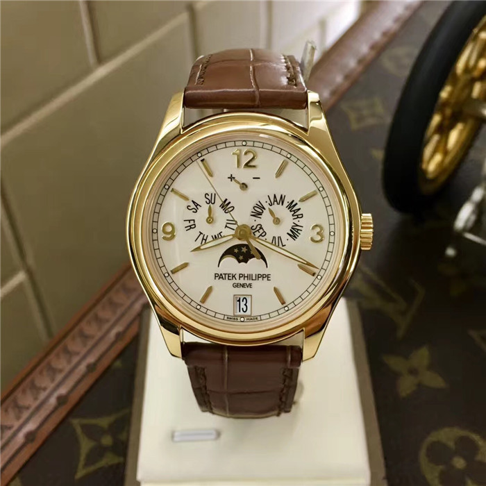 PATEK PHILIPPE 百达翡丽 复杂功能系列，5146J-001。39毫米表径，18K黄金表壳。乳白色表盘，金质立体时标和字块，中心大秒针。年历功能，指针式星期和月份显示、动力储存显示，视窗式日期显示、月相显示。自产 324 S IRM QA LU 自动上弦机械机芯，动力储备35小时-45小时。双P印记。蓝宝石水晶透盖，折叠式表扣。专柜定价：296000元。 全套附件齐全。