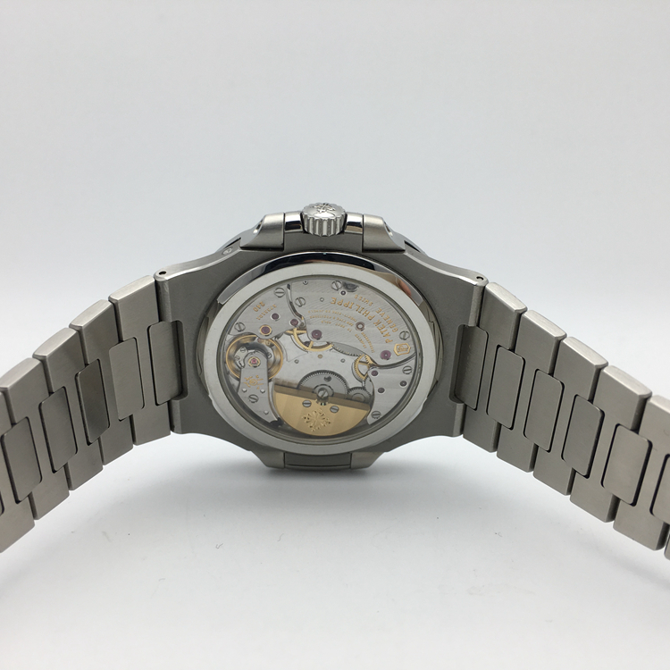 PATEK PHILIPPE 百达翡丽 运动系列，5712/1A-001。40毫米表径，精钢表壳，表盘中央的深蓝色向外渐变为黑色，带水平压纹图案，10个18K白金棒式时标，带荧光涂层，18K白金棒式时针、分针，带荧光涂层，白色涂漆白金秒针、日期指针和月相指针，Cal.240 PS IRM C LU自动上弦机械机芯，动力储备48小时。专柜定价：291900元。  单表无附件。