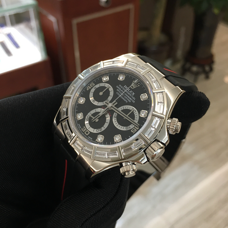 Rolex 劳力士 宇宙计型迪通拿系列，116589。40毫米表径，18K白金T方钻圈，黑色面盘，刻度8颗大包钻，6点位置小秒针显示，30分钟和12小时计时分别设于3点和9点位置，蓝宝石水晶玻璃表镜，自动上弦机械机芯。 单表无附件。