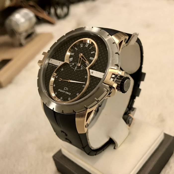 Jaquet Droz 雅克德罗大秒针运动系列，J029037440。45 毫米表径。原生碳纤维表盘，18K玫瑰金时针、分针和秒针，时标和数字5、6和7经过白色Super-LumiNova夜光处理，镀铑桥板偏心时分显示盘，大秒针子表盘。 18K玫瑰金爪饰及表耳。钛金属表冠，经橡胶铸模处理。钛金属/精钢折叠式表扣，18K玫瑰金保护装置。天然黑色橡胶表带。Jaquet Droz 2663A-S 镀钌自动上链机械机芯，双发条盒，18K白金摆陀镀钌自动上链机芯。 68小时动力储备。专柜定价：170000元。 全套附件齐全。