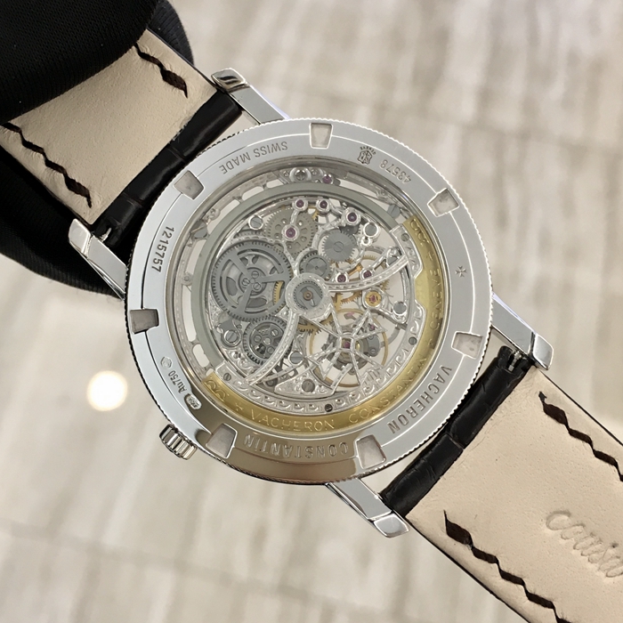 Vacheron Constantin 江诗丹顿 TRADTIONNELLE 传袭系列，43578/000G-9393。38毫米表径，18K白金表壳镶嵌82颗钻石，重约0.43克拉，镂空面盘，自动上弦机械机芯，动力储备40小时。专柜定价：618000元。 单表无附件。