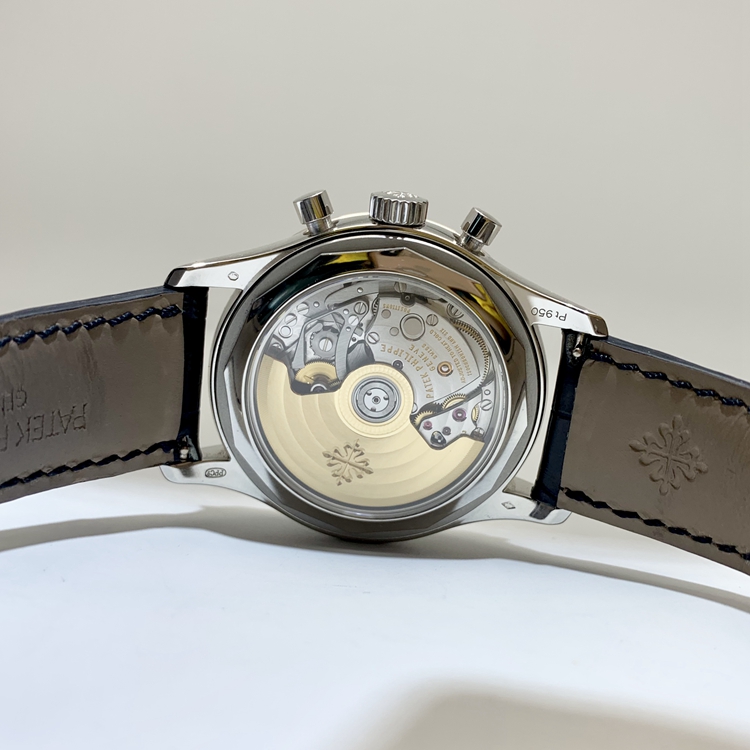 PATEK PHILIPPE 百达翡丽 复杂功能时计系列，5961P-001。40.5毫米表径，950铂金镶钻，镶嵌36颗长阶梯形钻石~3.48克拉，哑光蓝色表盘，8颗长形钻石时标，动力储存与昼/夜显示，计时功能，年历，视窗式星期、日期和月份显示。6 时位置设有 60 分钟和 12 小时单计时器。蓝宝石水晶透盖。Cal.CH 28-520 IRM QA 24H自动上弦机械机芯，动力储备55小时。专柜定价：1079000元。 全套附件齐全。