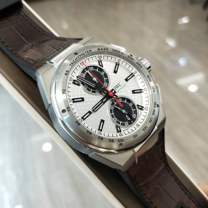 IWC 万国 工程师系列，IW378505。45毫米表径，精钢表壳，精美日内瓦纹银色盘面，双面防反光平面蓝宝石玻璃表镜，旋入式表冠，自动上弦机械机芯，动力储备64小时。专柜定价：85800元。 全套附件齐全。
