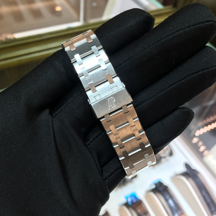 Audermars Piguet 爱彼 皇家橡树系列，35毫米表径，18K白金满天星原镶钻，3点位置视窗式日期显示，自动上弦机械机芯。 单表无附件。