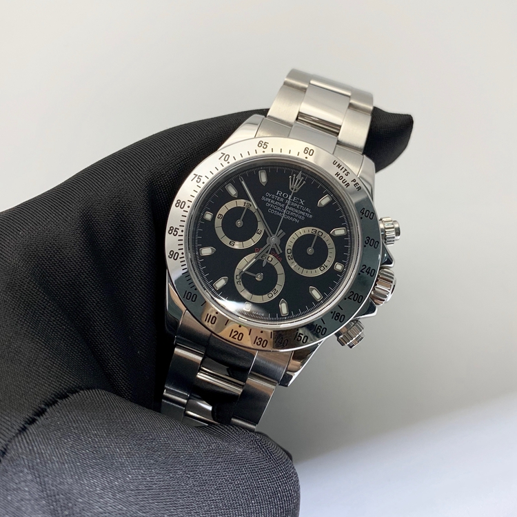 Rolex 劳力士 宇宙计型迪通拿系列，116520-78590。40毫米表径，精钢表壳，黑色表盘，中央时、分及秒针，小秒针设于6点位置，通过中央指针使定时器精准至1/8秒，30分钟和12小时计时盘分别设于3点和9点位置，秒针暂停功能以准确调校时间。计时功能，Cal.4130自动上弦机械机芯，专柜定价：92800元。 全套附件齐全。
