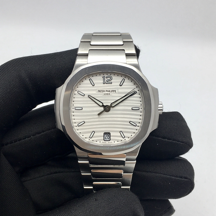 PATEK PHILIPPE 百达翡丽 NAUTILUS 运动系列，7118/1A-010。35.2毫米表径，精钢表壳，银白色表盘，覆荧光涂层的金质立体时标，6点位置日期显示，Cal.324 S C自动上弦机械机芯，动力储备45小时。专柜定价：181800元。 全套附件齐全。PATEK PHILIPPE 百达翡丽 NAUTILUS 运动系列，7118/1A-010。35.2毫米表径，精钢表壳，银白色表盘，覆荧光涂层的金质立体时标，6点位置日期显示，Cal.324 S C自动上弦机械机芯，动力储备45小时。专柜定价：181800元。 全套附件齐全。