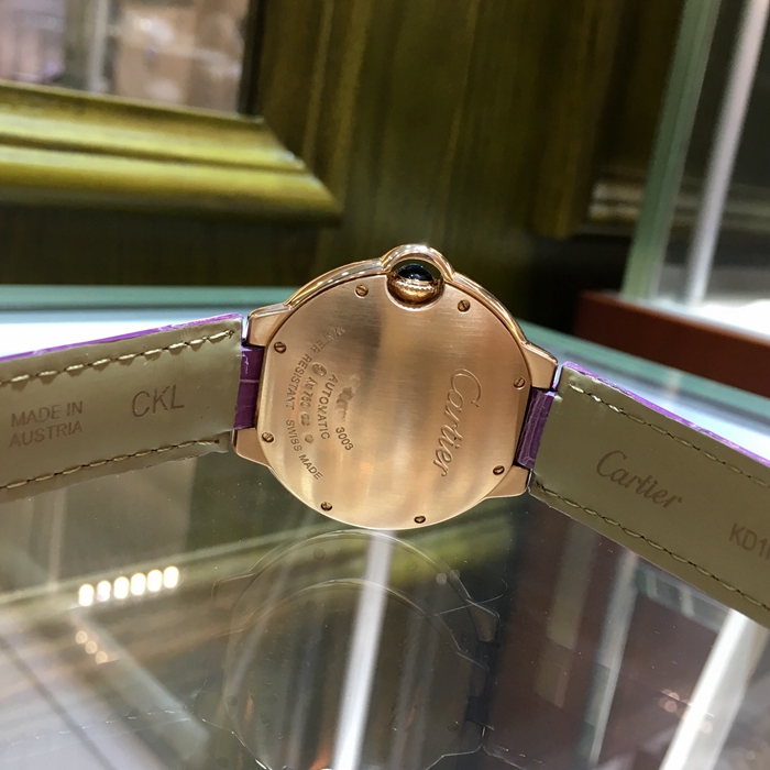 Cartier 卡地亚 Ballon Bleu 蓝气球系列，WE902028。36.6毫米表径，18K玫瑰金表壳，镀银珠光扭索雕纹面盘，镶钻时标，自动上弦机械机芯。专柜定价：118000元。 单表无附件。