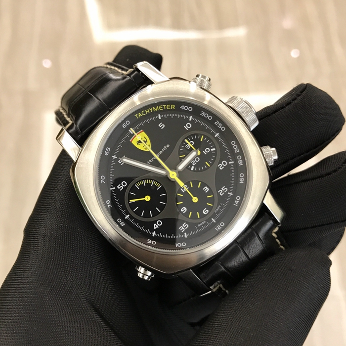 Panerai 沛纳海 法拉利纪念款，Fer00010。45毫米表径，精钢表壳，12点位置法拉利立马标志，计时双追针功能，自动上弦机械机芯。全球限量500只。 全套附件齐全。