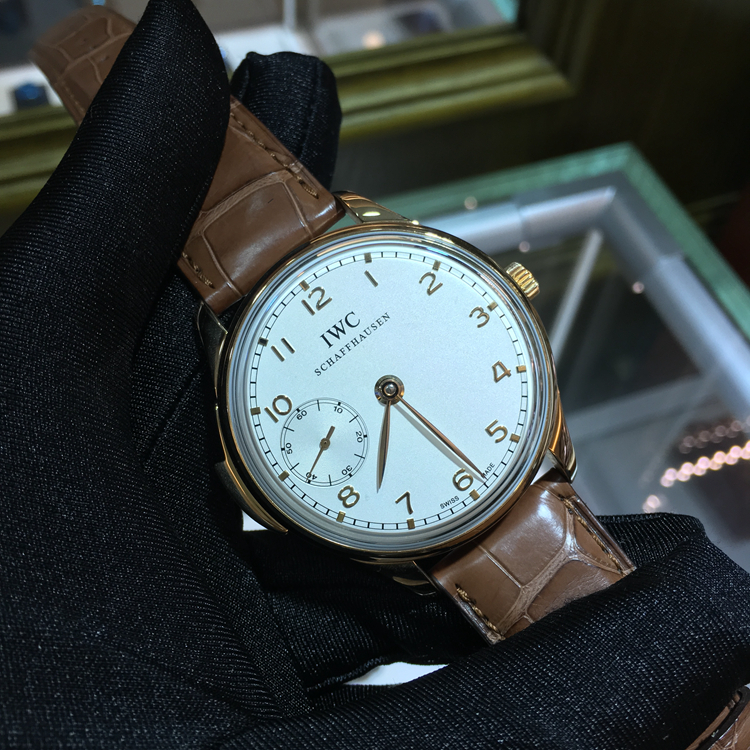IWC 万国 葡萄牙系列 IW524202。43毫米表径。18K玫瑰金表壳，钢镀铑圆形表盘，三问报时功能，Cal.95290手动上弦机械机芯，动力储备43小时。全球限量250只，专柜定价615000元。 全套附件齐全。