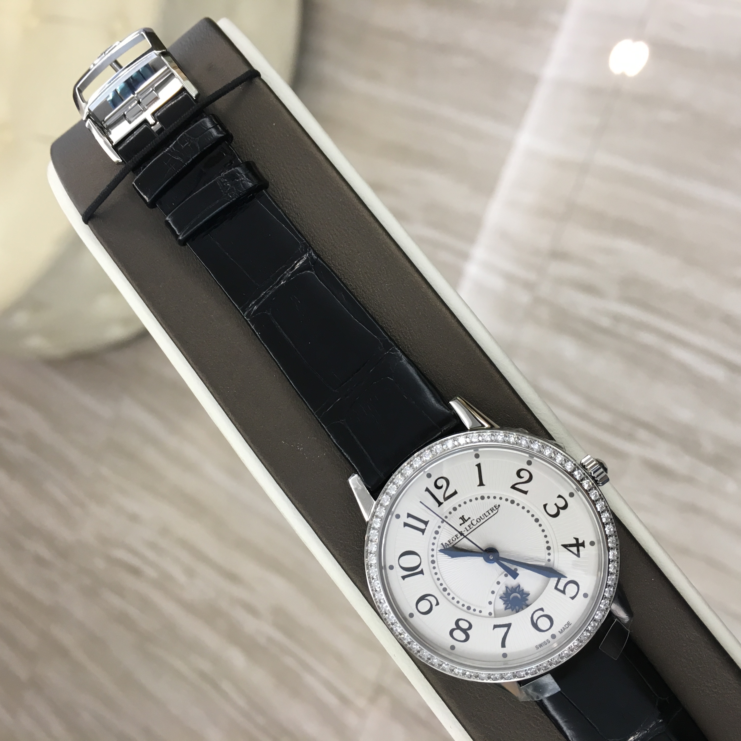 Jaeger-LeCoultre 积家 约会系列 Q3448421。34毫米表径，精钢原镶钻表壳，白色面盘，自动上弦机械机械。专柜定价：106000元。 全套附件齐全。