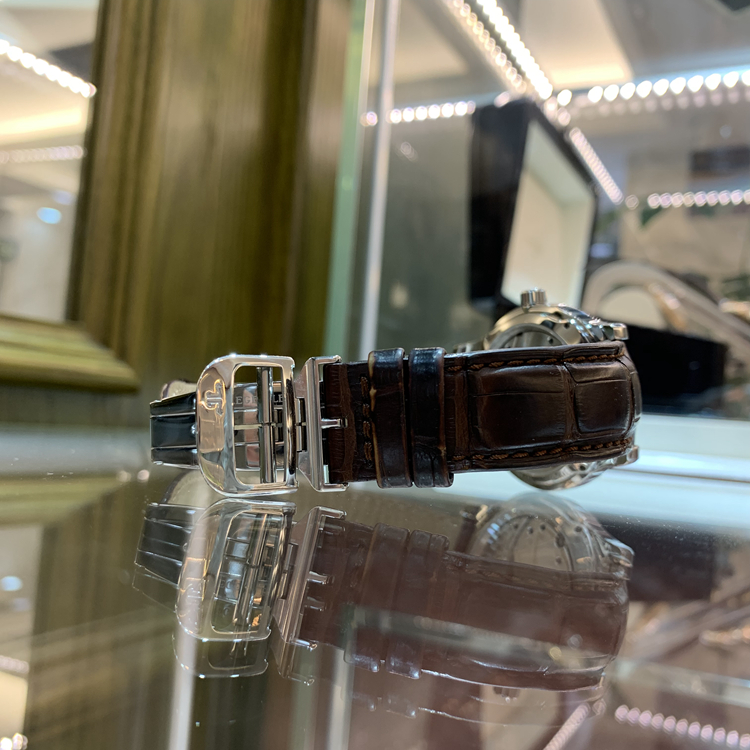 Jaeger-LeCoultre 积家 master 大师系列，Q1608420。41毫米表径，精钢表壳，银灰色面盘，大日历功能，动力储备显示，Cal.877手动上弦机械机芯，动力储备192小时，专柜定价：112000元。 单表无附件。