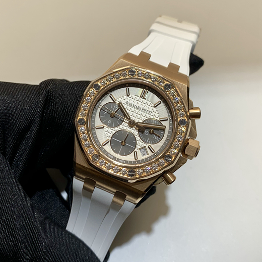 Audermars Piguet 爱彼 皇家橡树离岸型系列，26231OR.ZZ.D003CA.01。37毫米表径，18k玫瑰金?表壳，镶嵌32颗明亮形切割美钻，总重约 1.02克拉，银色表盘镌刻“Lady Tapisserie”格纹装饰，搭配灰钌色副表盘，灰钌色外表盘，玫瑰金荧光立体时标和皇家橡树指针，Cal.2385自动上弦机械机芯，动力储备40小时。专柜定价：341000元。