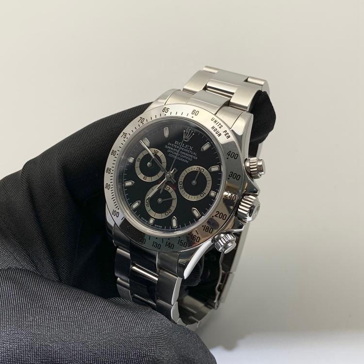 Rolex 劳力士 宇宙计型迪通拿系列，116520-78590。40毫米表径，精钢表壳，黑色表盘，中央时、分及秒针，小秒针设于6点位置，通过中央指针使定时器精准至1/8秒，30分钟和12小时计时盘分别设于3点和9点位置，秒针暂停功能以准确调校时间。计时功能，Cal.4130自动上弦机械机芯，专柜定价：92800元。 全套附件齐全。