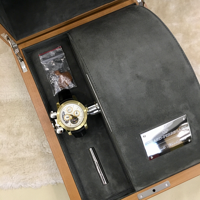 Girard-Perregaux 芝柏 男表系列，99741-52-831-BAEA。42毫米表径，18K玫瑰金表壳，白色面盘，三点位置日期显示，六点位置陀飞轮装置，十二点位置为月份显示，万年历、三问功能，手动上弦机械机芯，动力储备75小时。专柜定价：5463000元。 全套附件齐全。