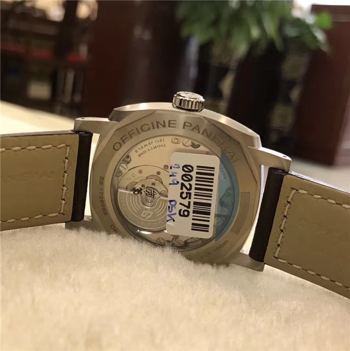 Panerai 沛纳海 RADIOMIR 1940系列，PAM00619。磨砂钛金属表壳，表径45毫米，附夜光阿拉伯数字及小时标示。9点钟位置设小秒针。刚玉制成蓝宝石水晶表镜。沛纳海自产 P.4000手动上链机械式机芯，两个发条盒，动力储备72小时（3日）。专柜定价：75500元。