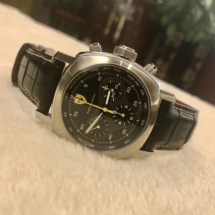 Panerai 沛纳海 法拉利纪念款，Fer00010。45毫米表径，精钢表壳，12点位置法拉利立马标志，计时双追针功能，自动上弦机械机芯。全球限量500只。 全套附件齐全。