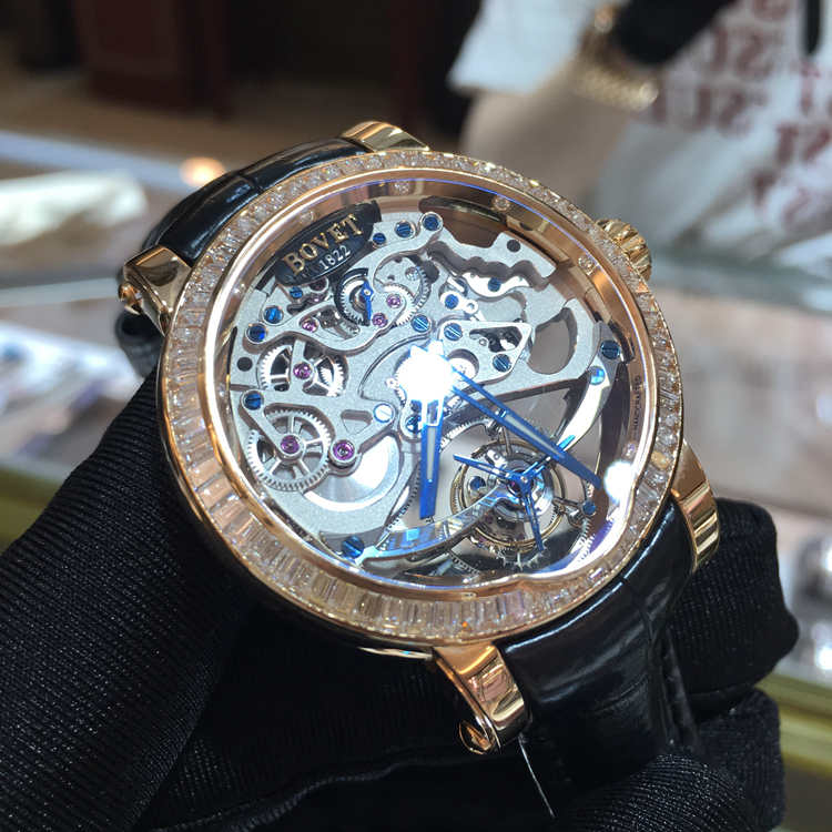 Bovet 播威 Dimier系列，ETRO-41RG-DBO-M1。41毫米表径，表壳由18K玫瑰金打造表圈镶嵌豪华T方钻，机芯采用工艺非常精致的手工雕花镂空陀飞轮，巧夺天工，极富美感。 未使用品单表无附件。