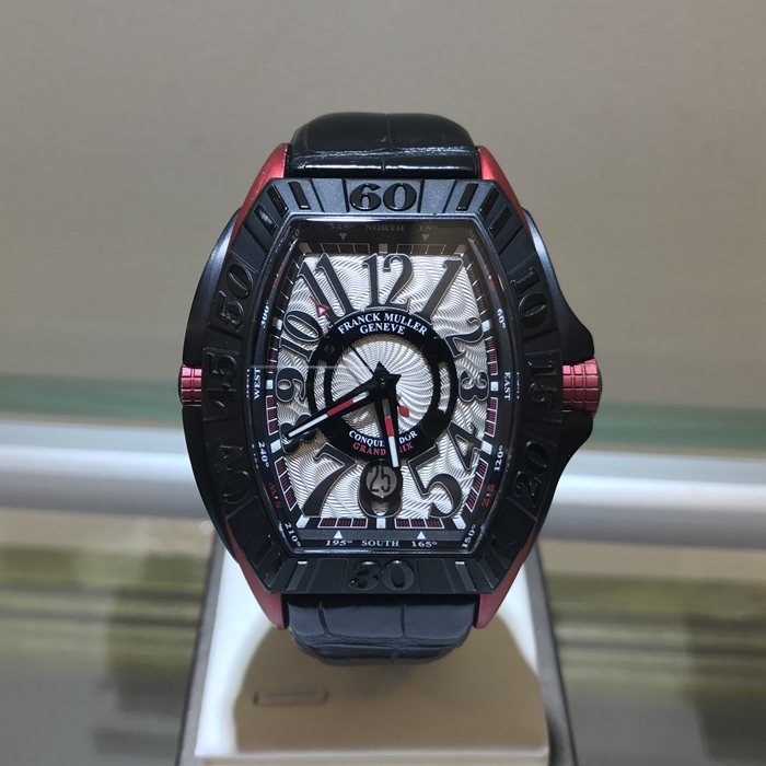 FRANCK MULLER 法兰克穆勒 CONQUISTADOR GPG 格兰彼治赛道系列，8900 SC DT GPG。钛金属拼红边，整表全部由超轻质、抗高温、耐腐蚀的钛金属打造，法兰克穆勒独特的火焰红阿拉伯数字刻度+夜光指针，黑色立体浮雕表盘，经典酒桶造型，弧形蓝宝石水晶镜面，工艺难度相当大，人性化设计，更贴合手腕。6点位置放大式日历窗口显示。?38.6*56.2毫米表径，专柜定价：91000元。